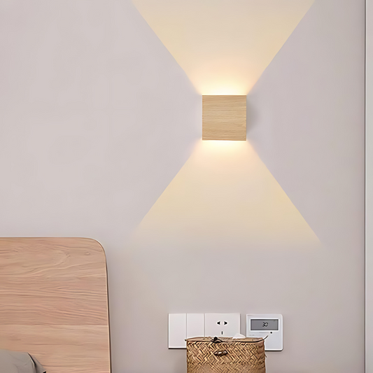Snygg vägglampa i trä för ett inbjudande hem