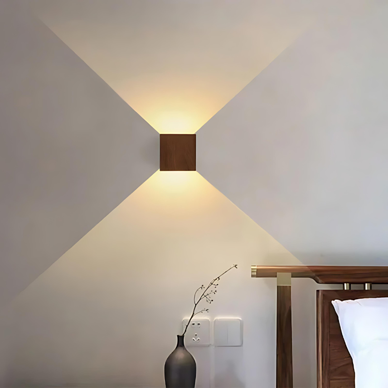 Snygg vägglampa i trä för ett inbjudande hem