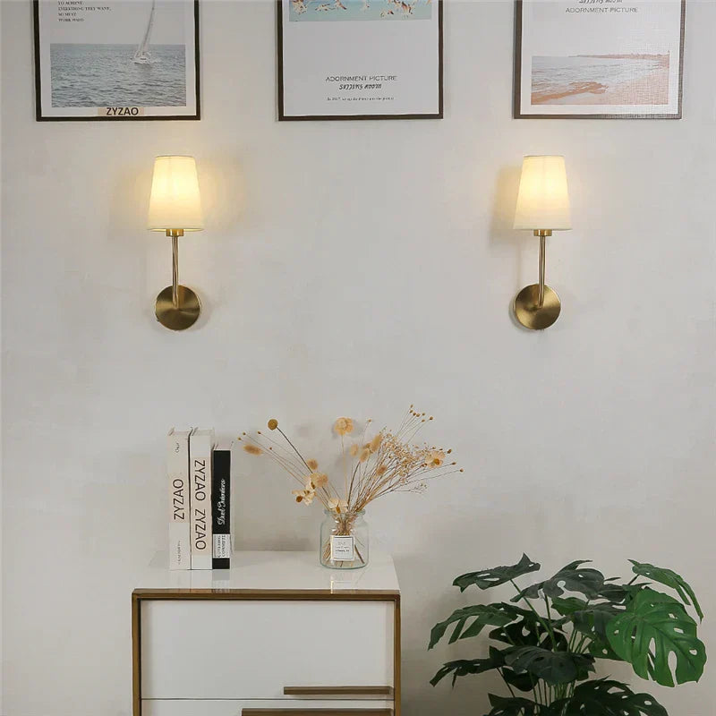 Modern Vägglampa med Linneskärm - Mjuk Belysning för Hemmet