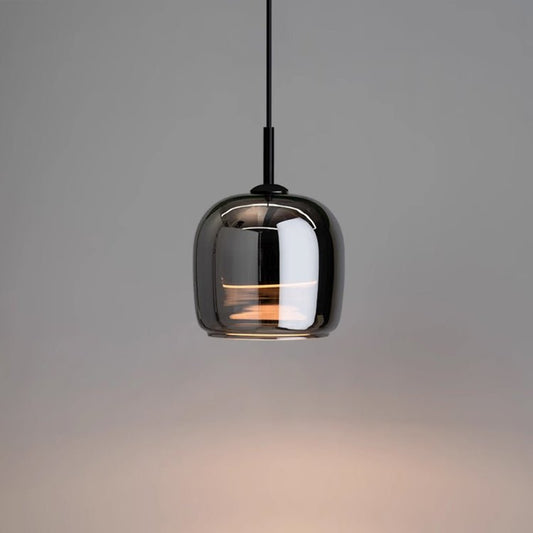 Elegant svart glaspendel – skandinavisk design för ditt hem