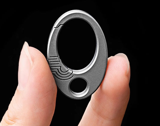 Mini Nøglering i Ren Titanium: EDC Tryk-Lås Charm Værktøj
