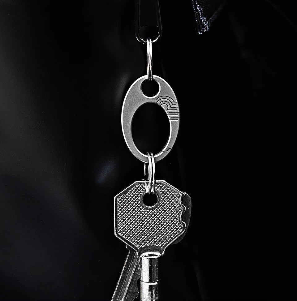 Mini Nøglering i Ren Titanium: EDC Tryk-Lås Charm Værktøj