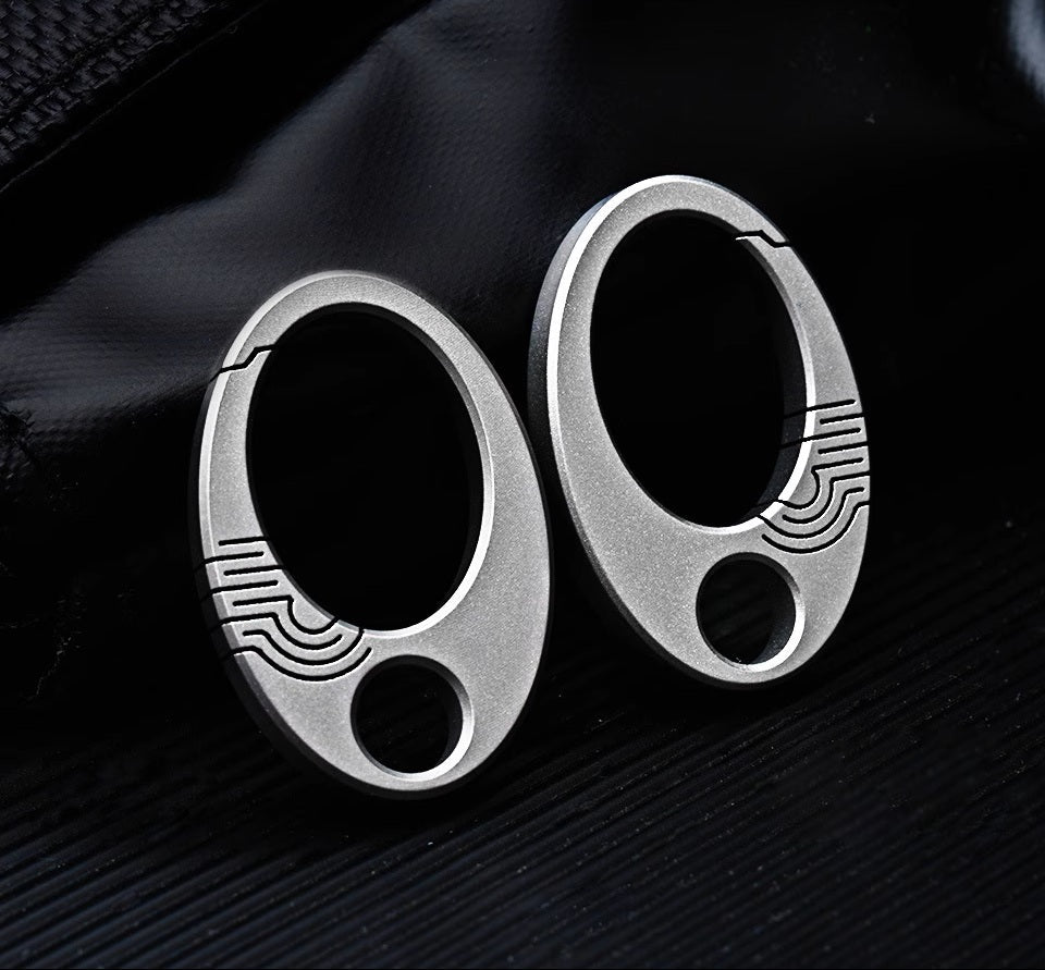 Mini Nøglering i Ren Titanium: EDC Tryk-Lås Charm Værktøj