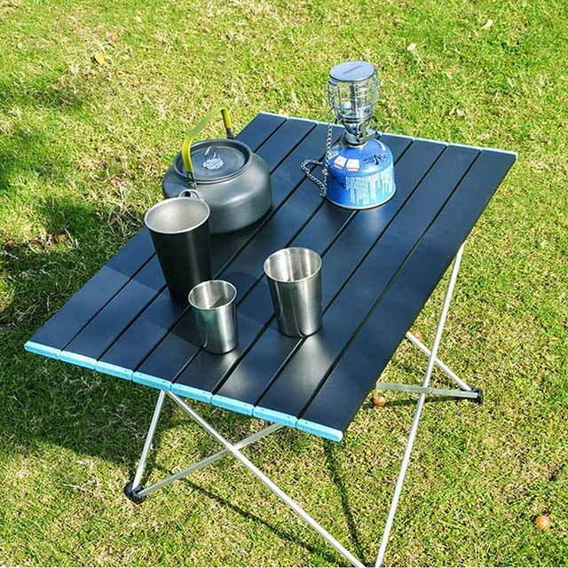 Funktionellt och robust utomhusbord för camping