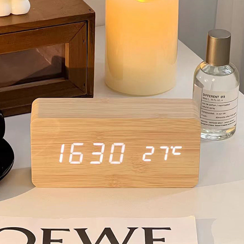 Trendy LED-Vægur i Træ med Stemmekontrol - Stilfuld og Praktisk