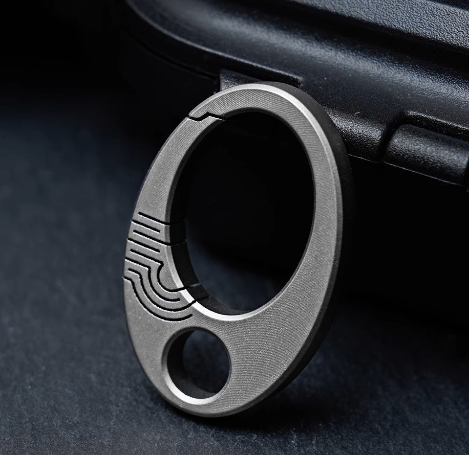 Mini Nøglering i Ren Titanium: EDC Tryk-Lås Charm Værktøj