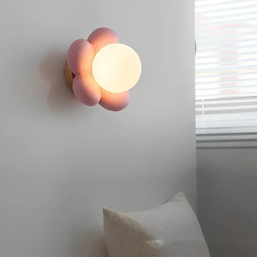 Moderne LED Wandleuchte in Creme für Blumen-Design im Wohnzimmer