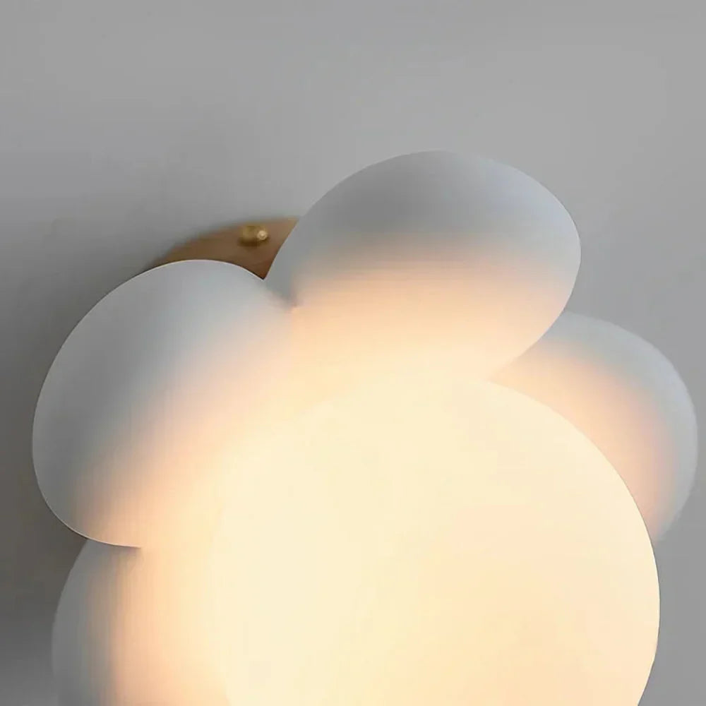 Moderne LED Wandleuchte in Creme für Blumen-Design im Wohnzimmer