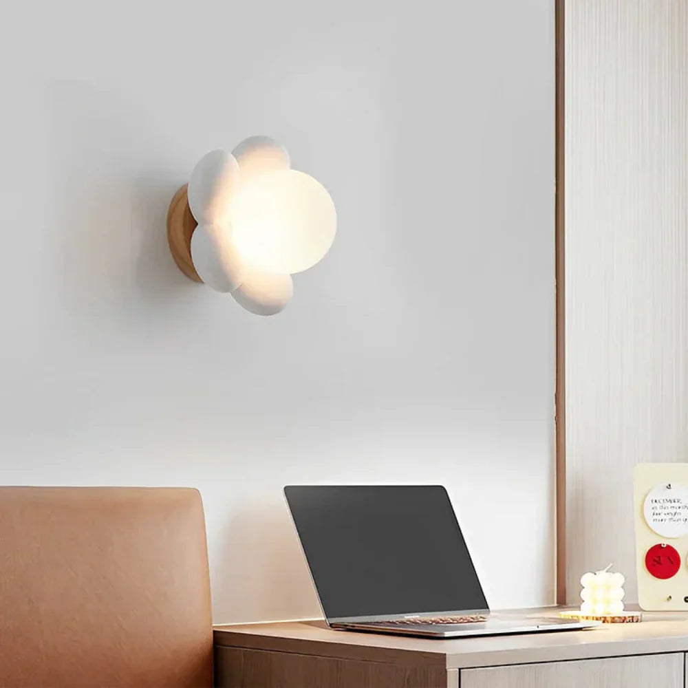 Moderne LED Wandleuchte in Creme für Blumen-Design im Wohnzimmer