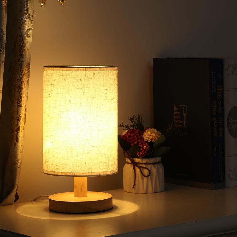 Dæmpbar Bordlampe i Træ med Justerbar Lysstyrke