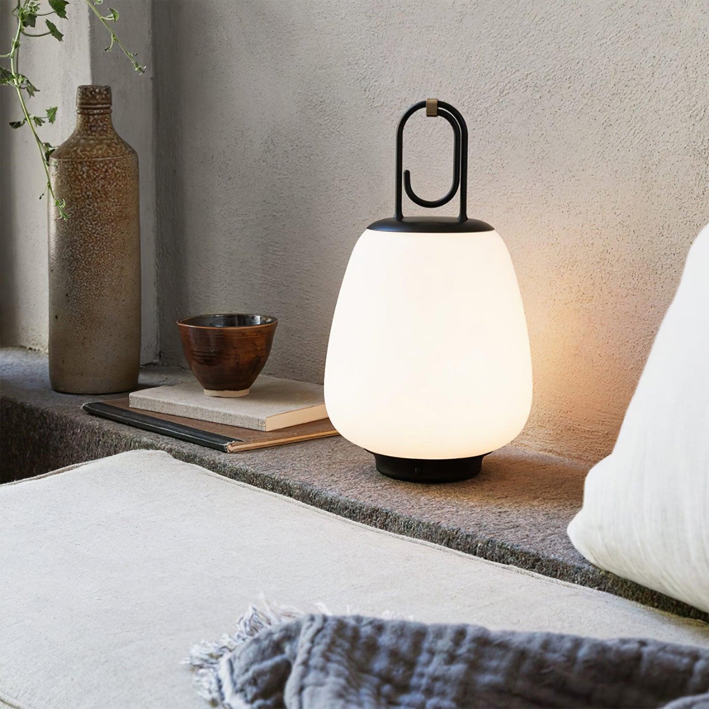 Bärbar bordslampa med USB-laddning och elegant design