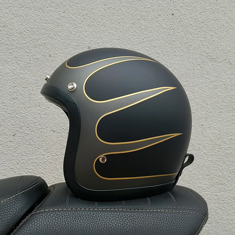 Elegant lågprofilshjälm för motorcykel med säkerhetsgodkännanden