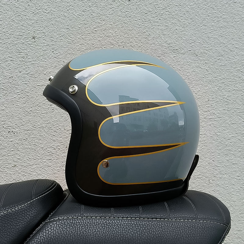 Elegant lågprofilshjälm för motorcykel med säkerhetsgodkännanden