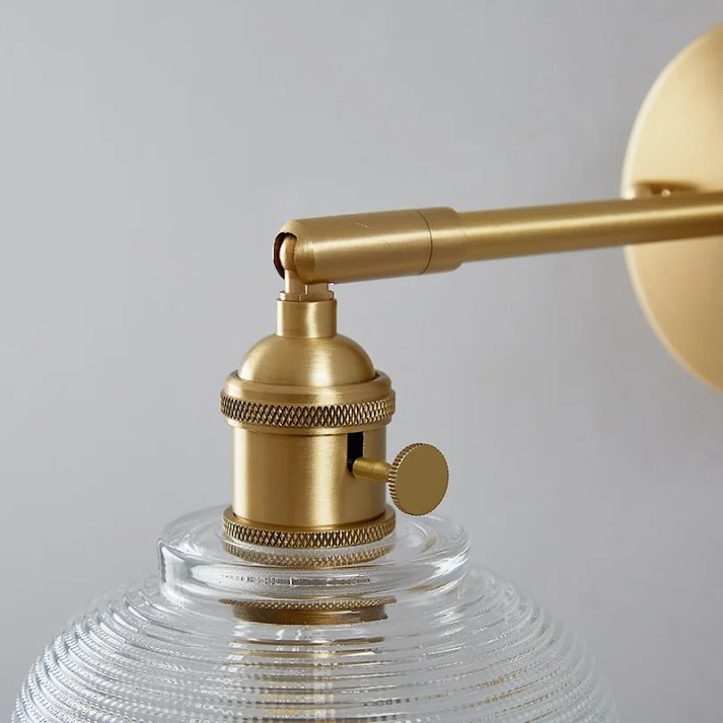 Justerbar Vägglampa med Ribbat Glas och Nordisk Design