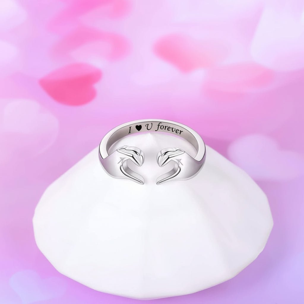 Elegant Forlovelsesring i Sølv med Hånddesign og Gravering