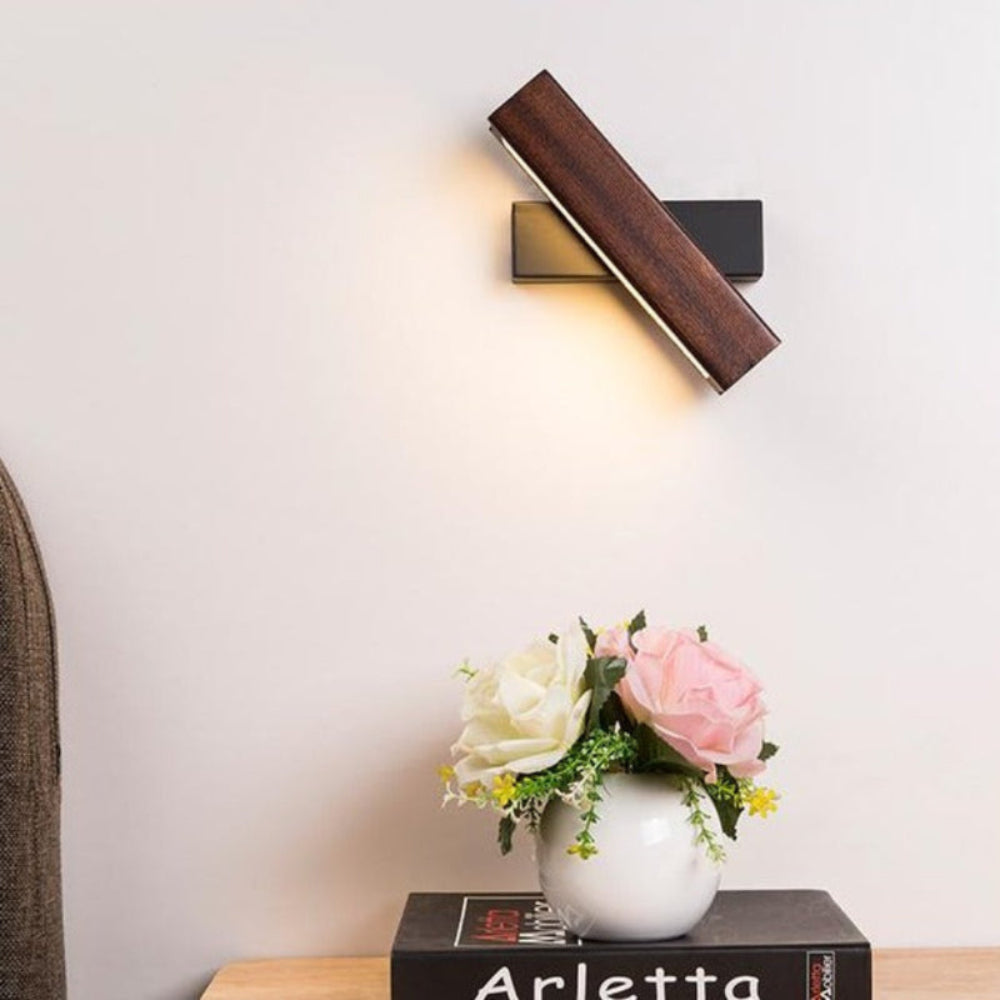 Stilfull LED Vägglampa i Trä med Roterbart Huvud