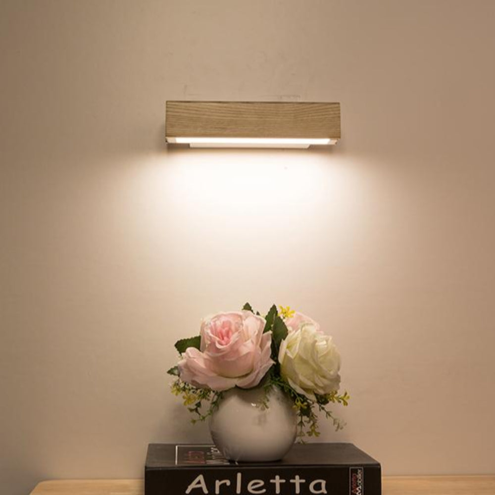 Stilfull LED Vägglampa i Trä med Roterbart Huvud