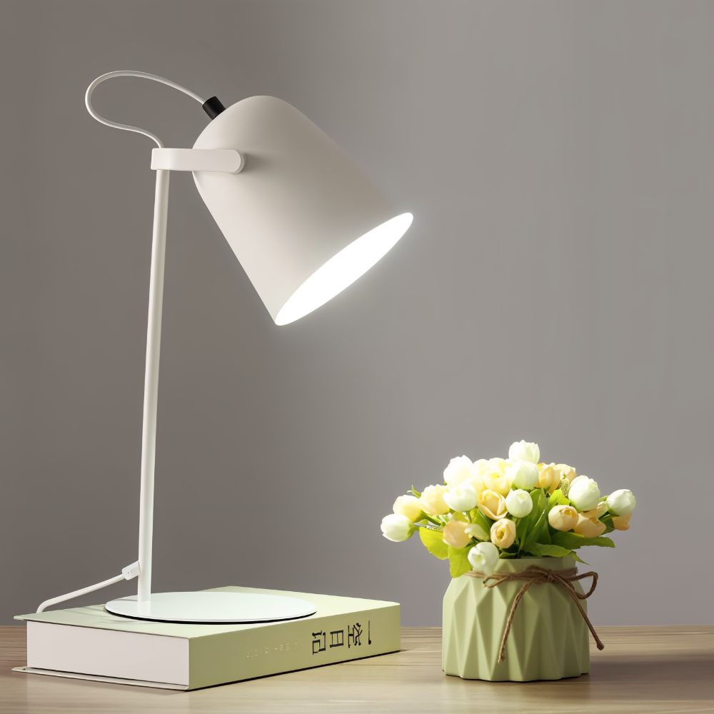 Justerbar LED Bordslampa med Vridbar Design och Ögonvänligt Ljus
