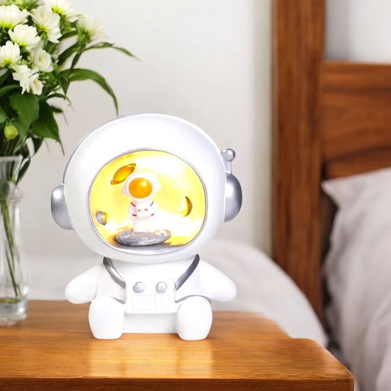Astronaut Sparegris & Natlampe – Fortryllende Rumdesign