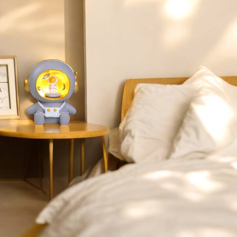 Astronaut Sparegris & Natlampe – Fortryllende Rumdesign