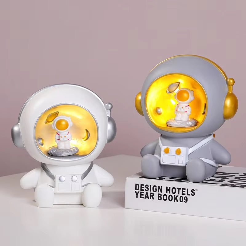 Astronaut Sparegris & Natlampe – Fortryllende Rumdesign