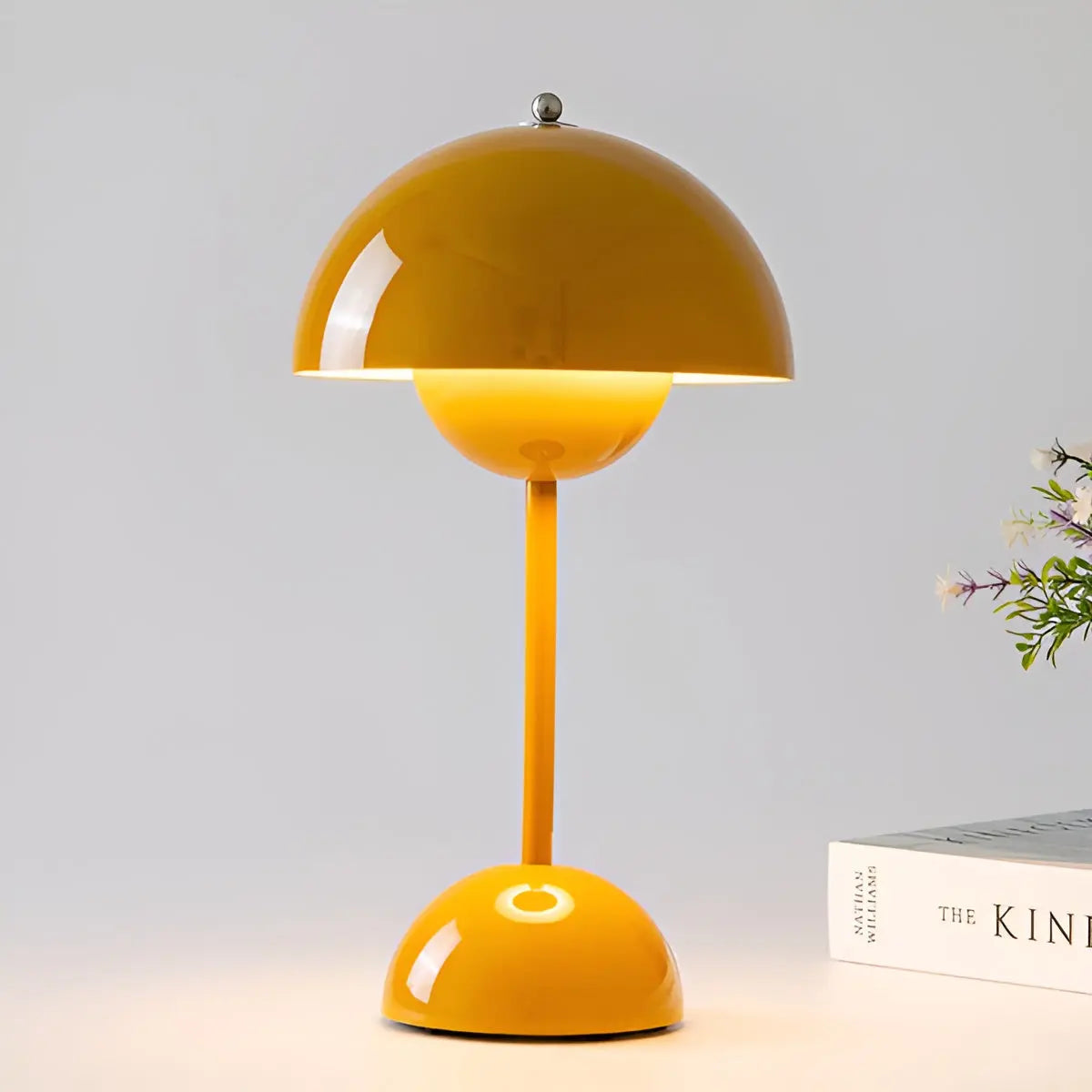 Elegant skandinavisk bordslampa med justerbart ljus