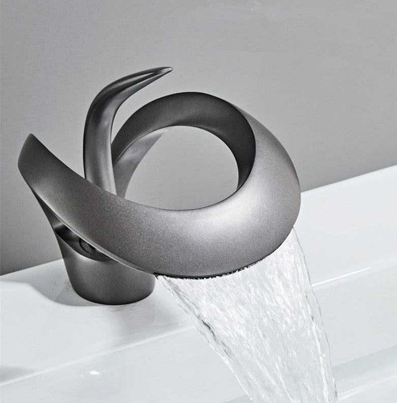 Modern badrumsblandare med minimalistisk design och vattenfallsutlopp