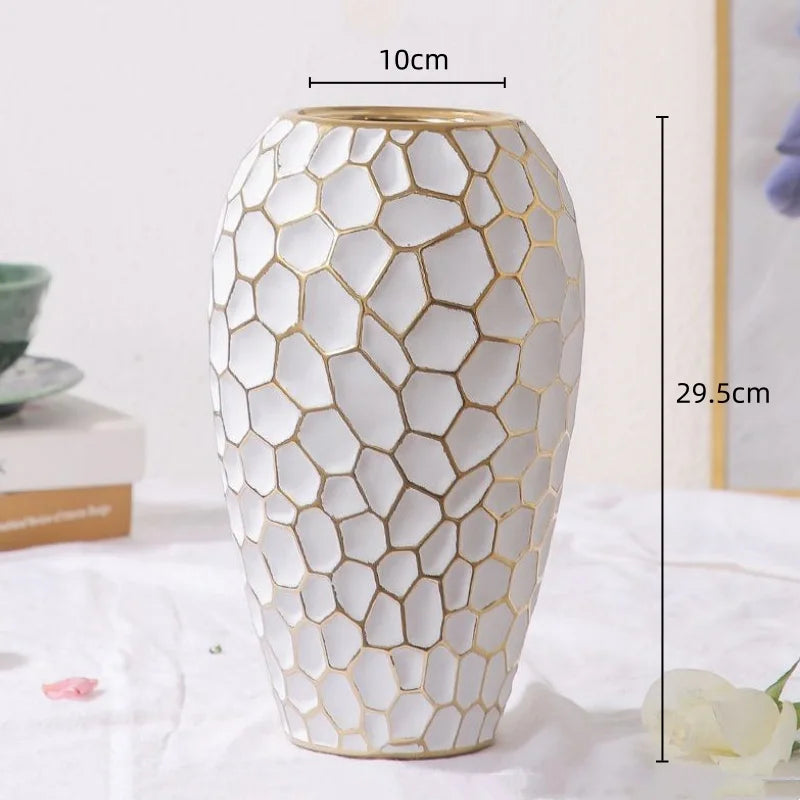 Elegant keramisk vase med gyldne detaljer