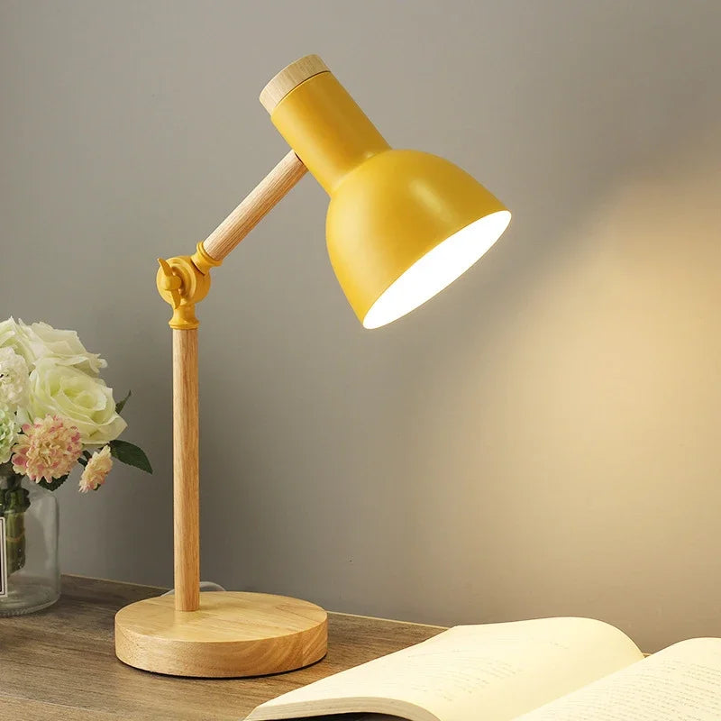 Farvet bordlampe i træ | Justerbar lampe i nordisk design