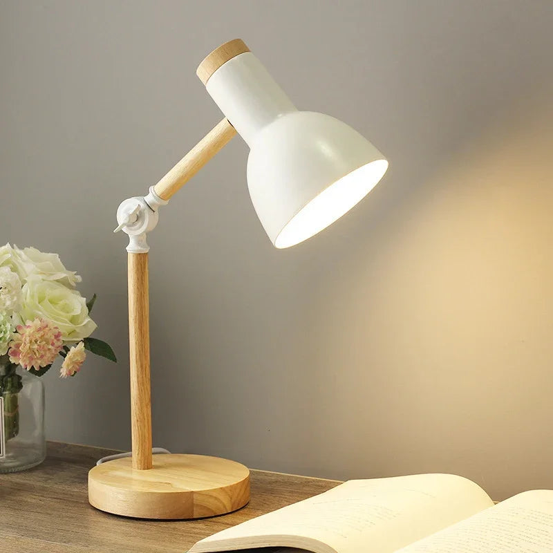 Farvet bordlampe i træ | Justerbar lampe i nordisk design