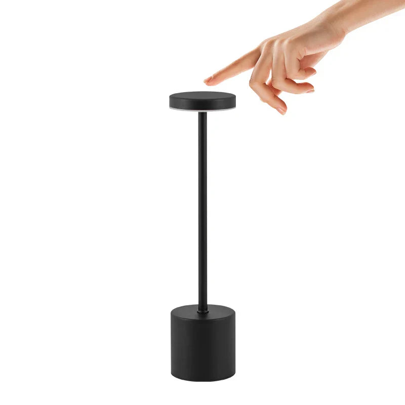 Stilren LED-skrivbordslampa med touchsensor och justerbart ljus