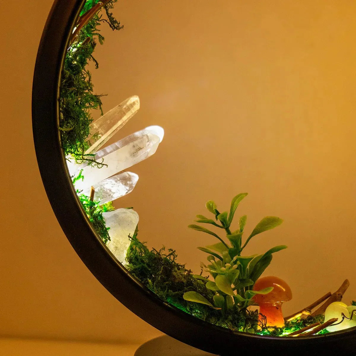 Elegant natlampe med rund ramme - grønne krystaller - stilfuld dekoration