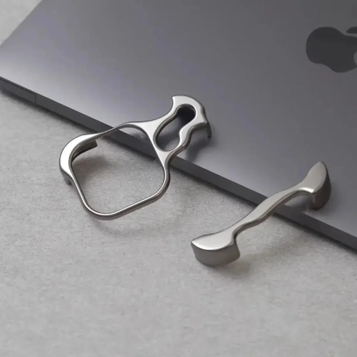 Minimalistisk stødabsorberende iPhone-cover med aluminiumsramme