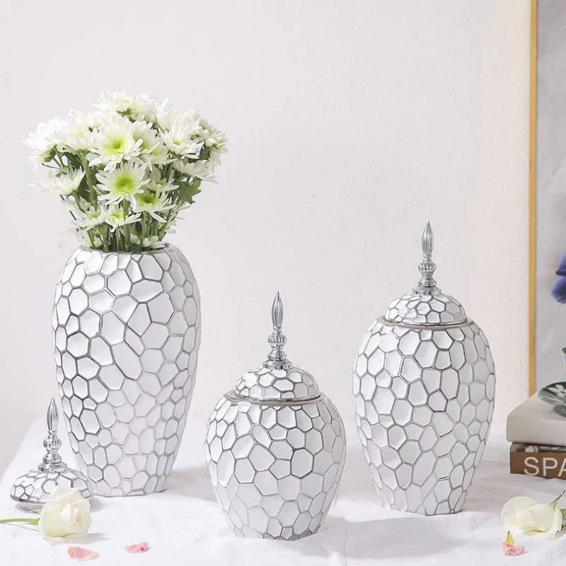 Elegant keramisk vase med gyldne detaljer