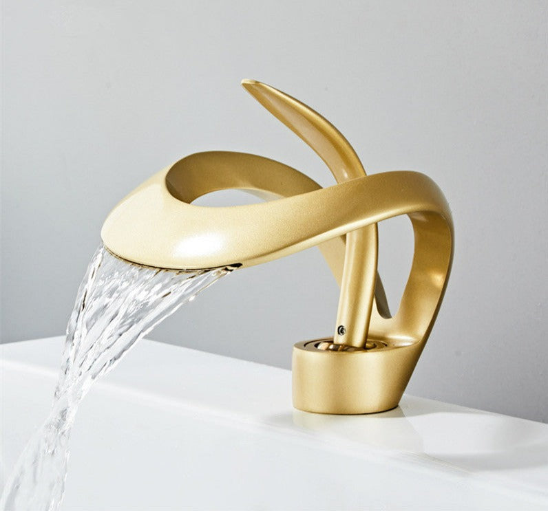 Modern badrumsblandare med minimalistisk design och vattenfallsutlopp