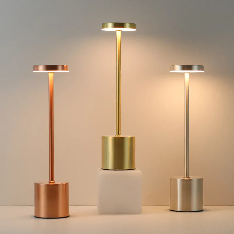Stilren LED-skrivbordslampa med touchsensor och justerbart ljus