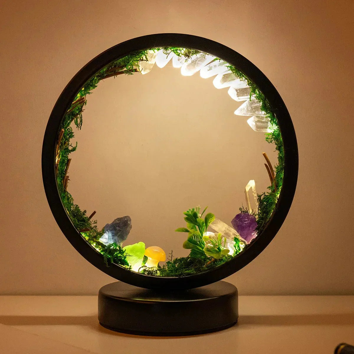 Elegant natlampe med rund ramme - grønne krystaller - stilfuld dekoration