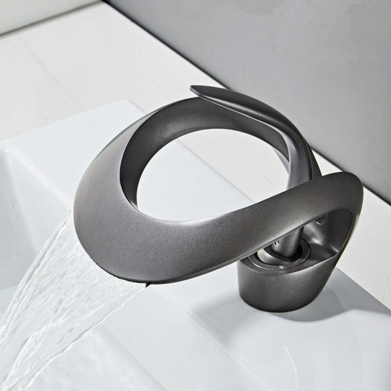 Modern badrumsblandare med minimalistisk design och vattenfallsutlopp