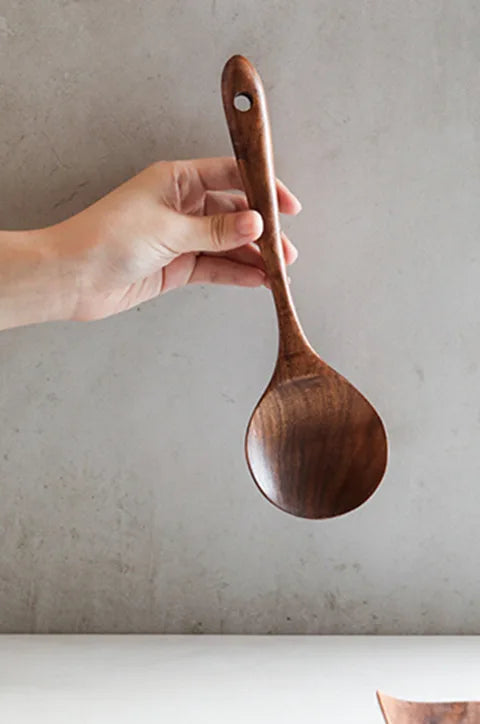 Elegant set av naturligt teakträ till ditt kök