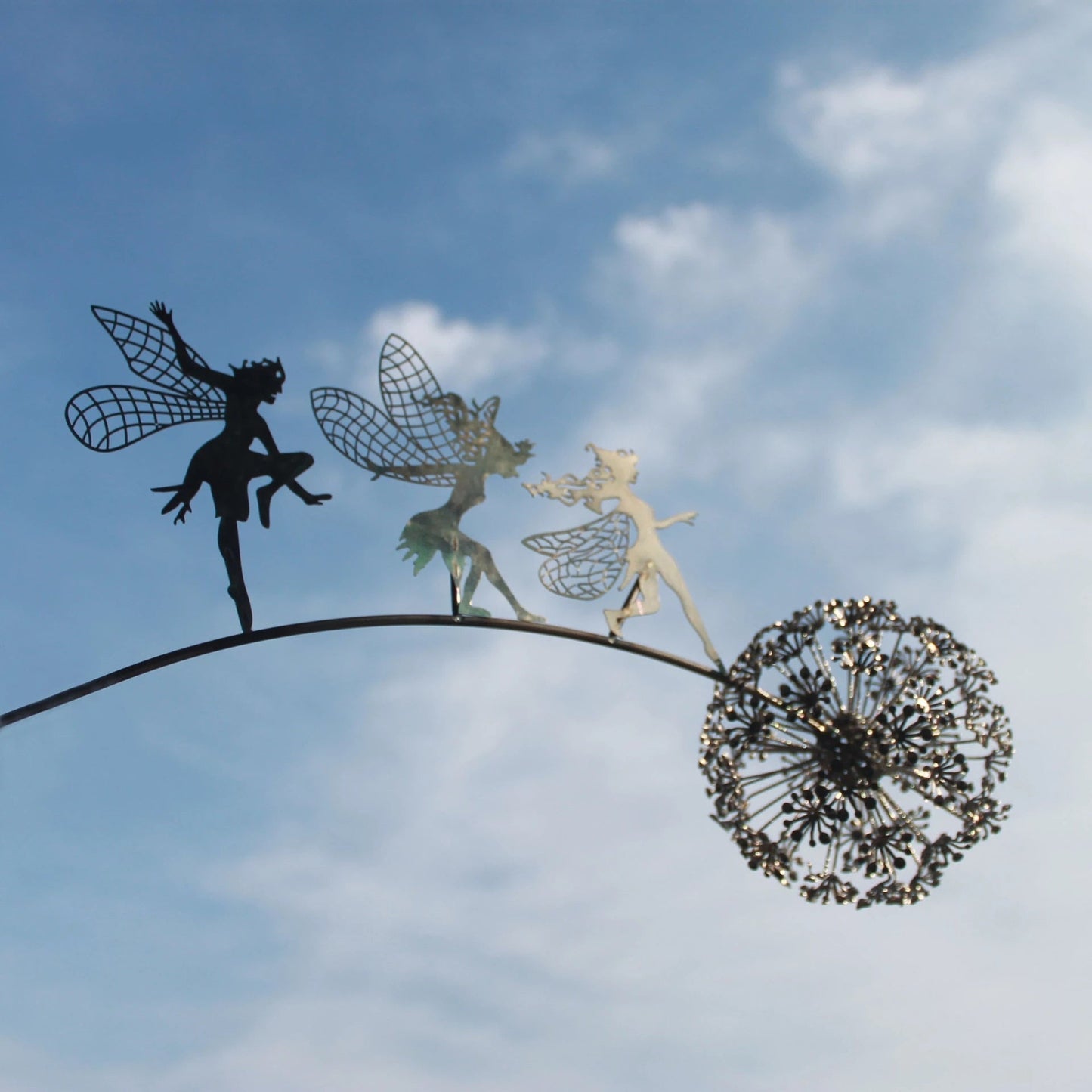Kunstskulptur af fe på mælkesnor