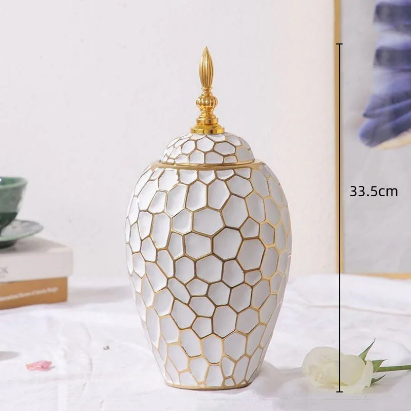 Elegant keramisk vase med gyldne detaljer