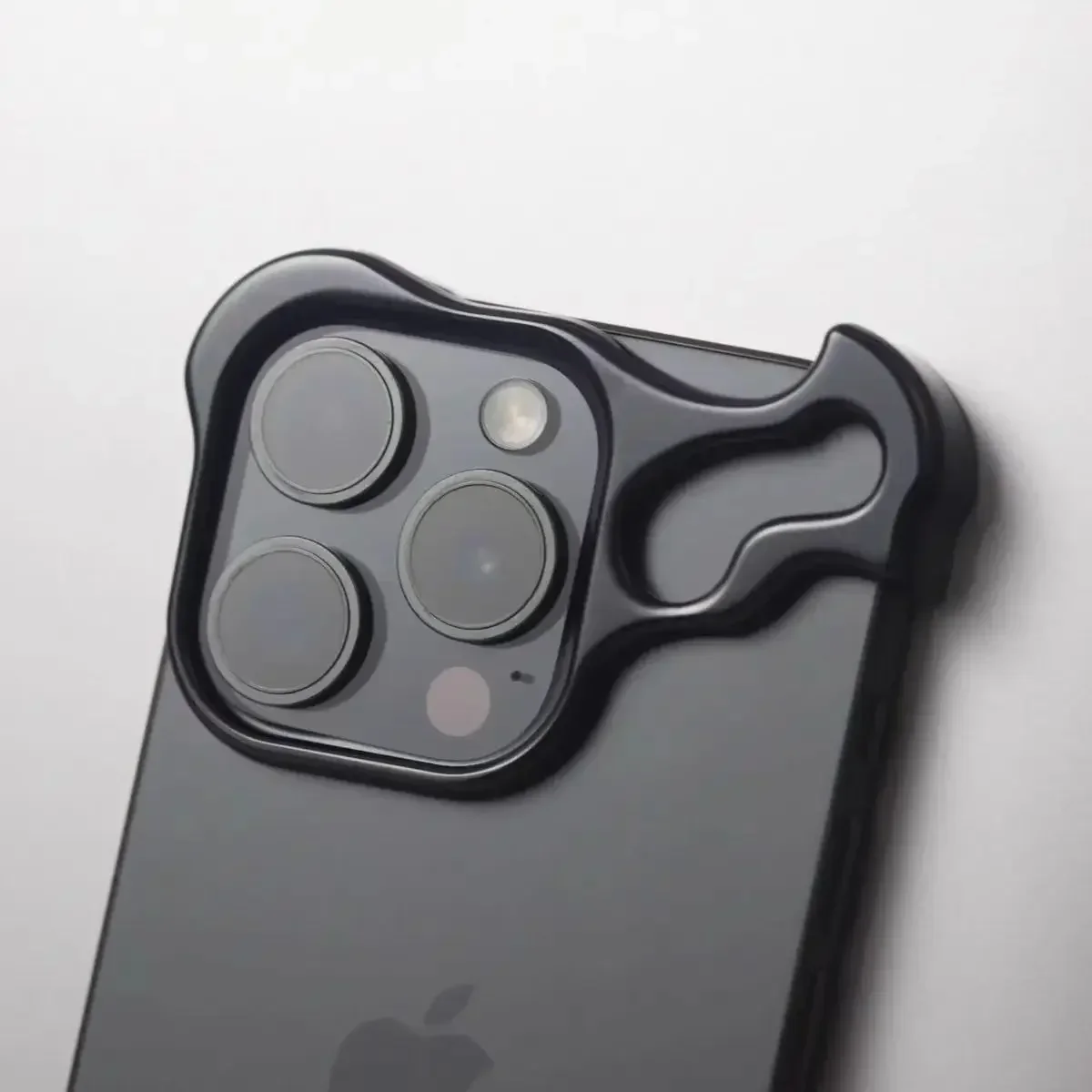 Minimalistisk stødabsorberende iPhone-cover med aluminiumsramme