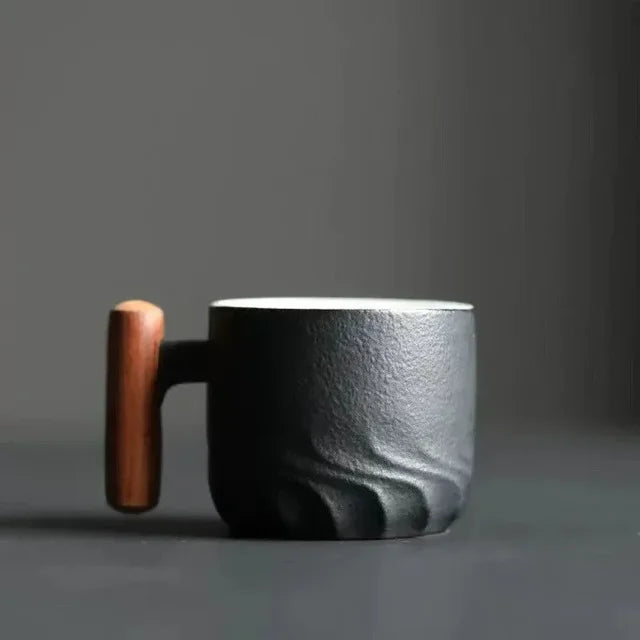 Handgjord keramikmugg med trähandtag – Unik och praktisk design