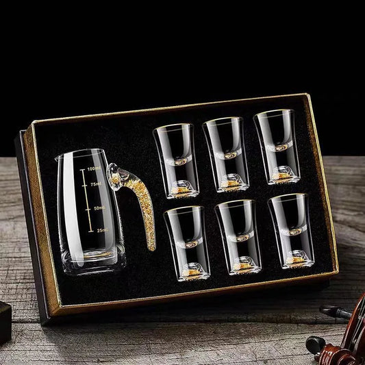 Handgjort dricksglasset i glittrande guld