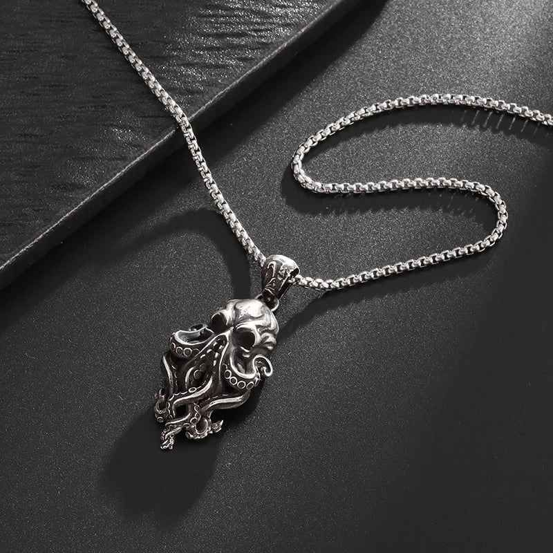 Gotisk döskalle och bläckfisktentakelhalsband