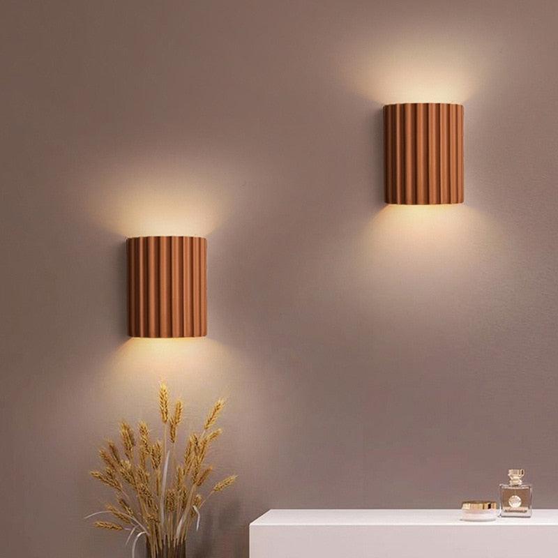 Vägglampa med LED i färgad harts – Fallande design