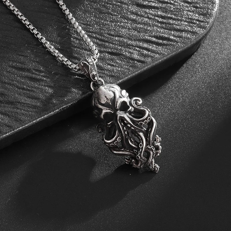 Gotisk döskalle och bläckfisktentakelhalsband