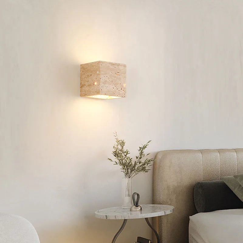 Elegant LED Væglampe i Travertinsten med Blødt Lys