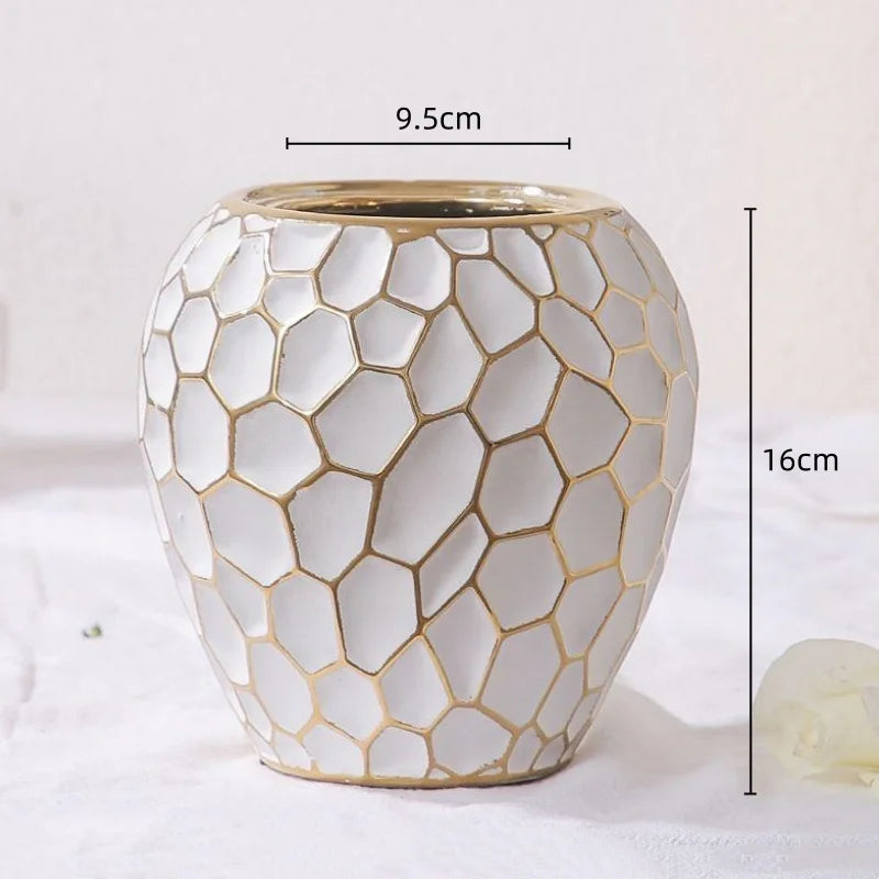 Elegant keramisk vase med gyldne detaljer