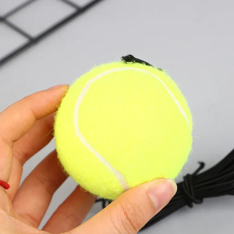 Självtränande tennis tränare med returball och snöre